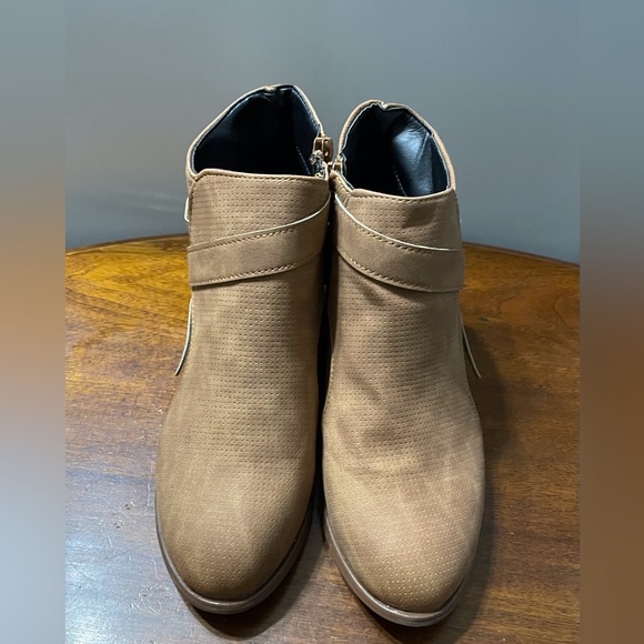 Yasirun Brown Crossover Ankle Boots - Picture 2 of 7